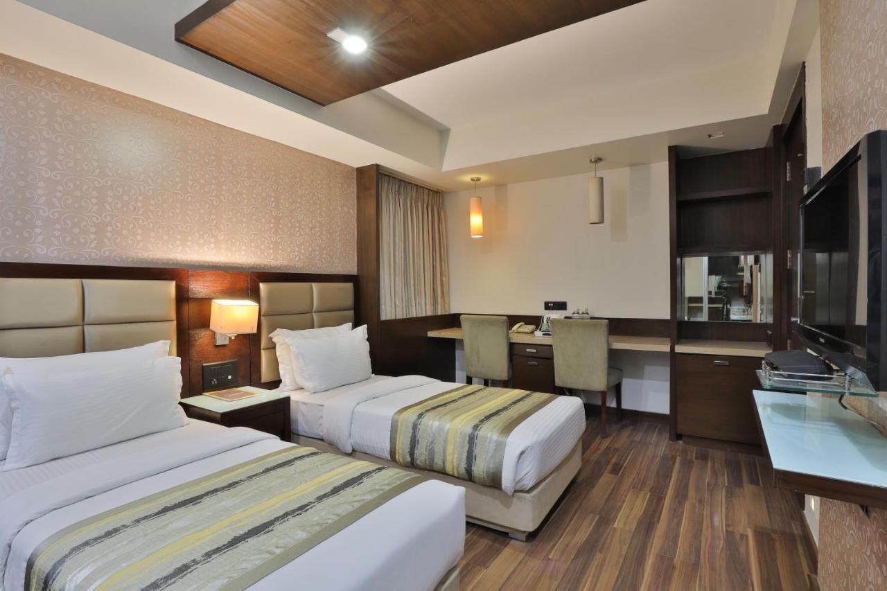 Krios Hotel - Near Sg Highway, Ахмедабад Екстер'єр фото