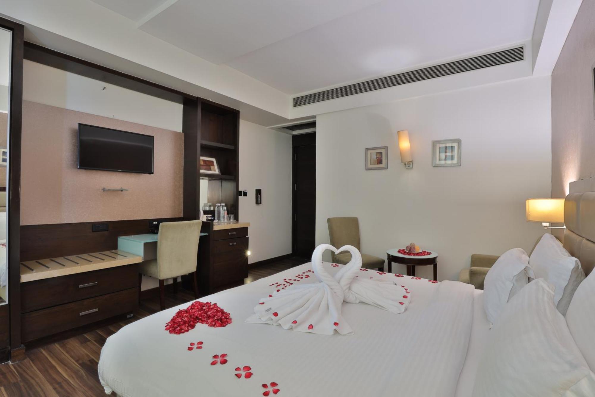 Krios Hotel - Near Sg Highway, Ахмедабад Екстер'єр фото