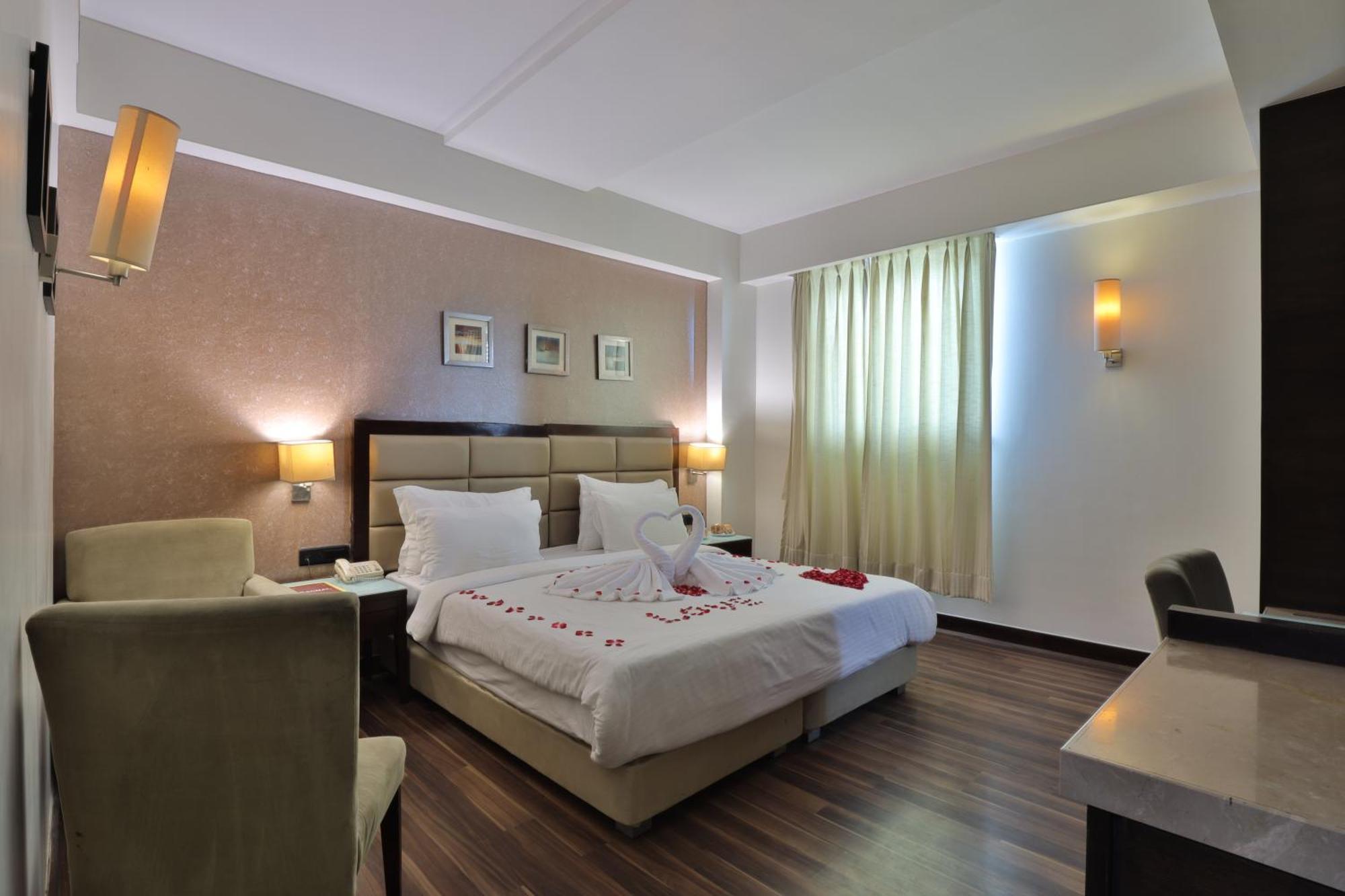 Krios Hotel - Near Sg Highway, Ахмедабад Екстер'єр фото