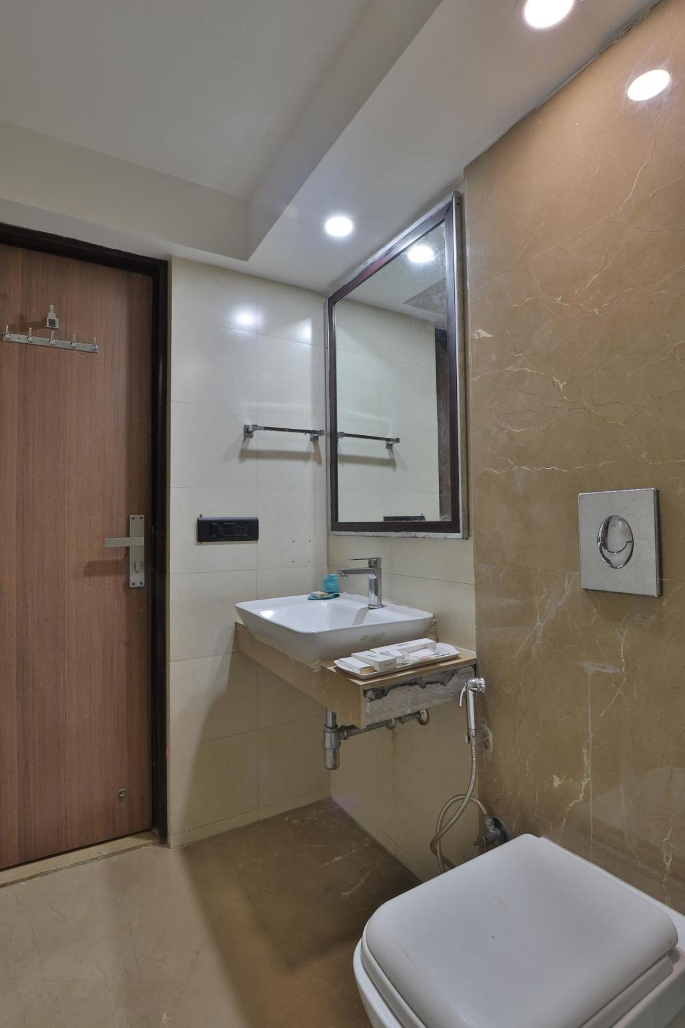 Krios Hotel - Near Sg Highway, Ахмедабад Екстер'єр фото
