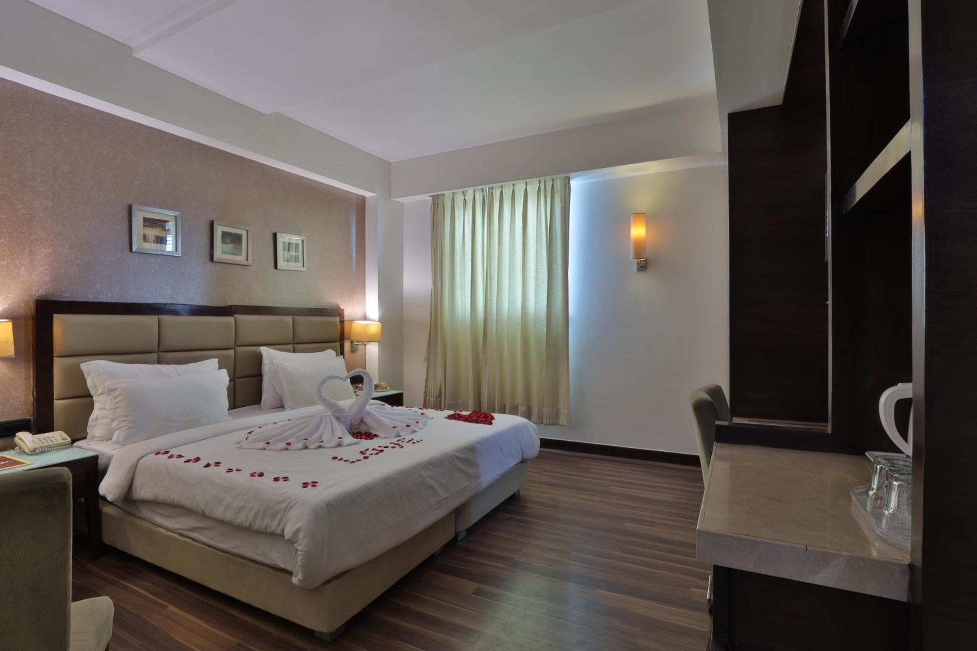 Krios Hotel - Near Sg Highway, Ахмедабад Екстер'єр фото
