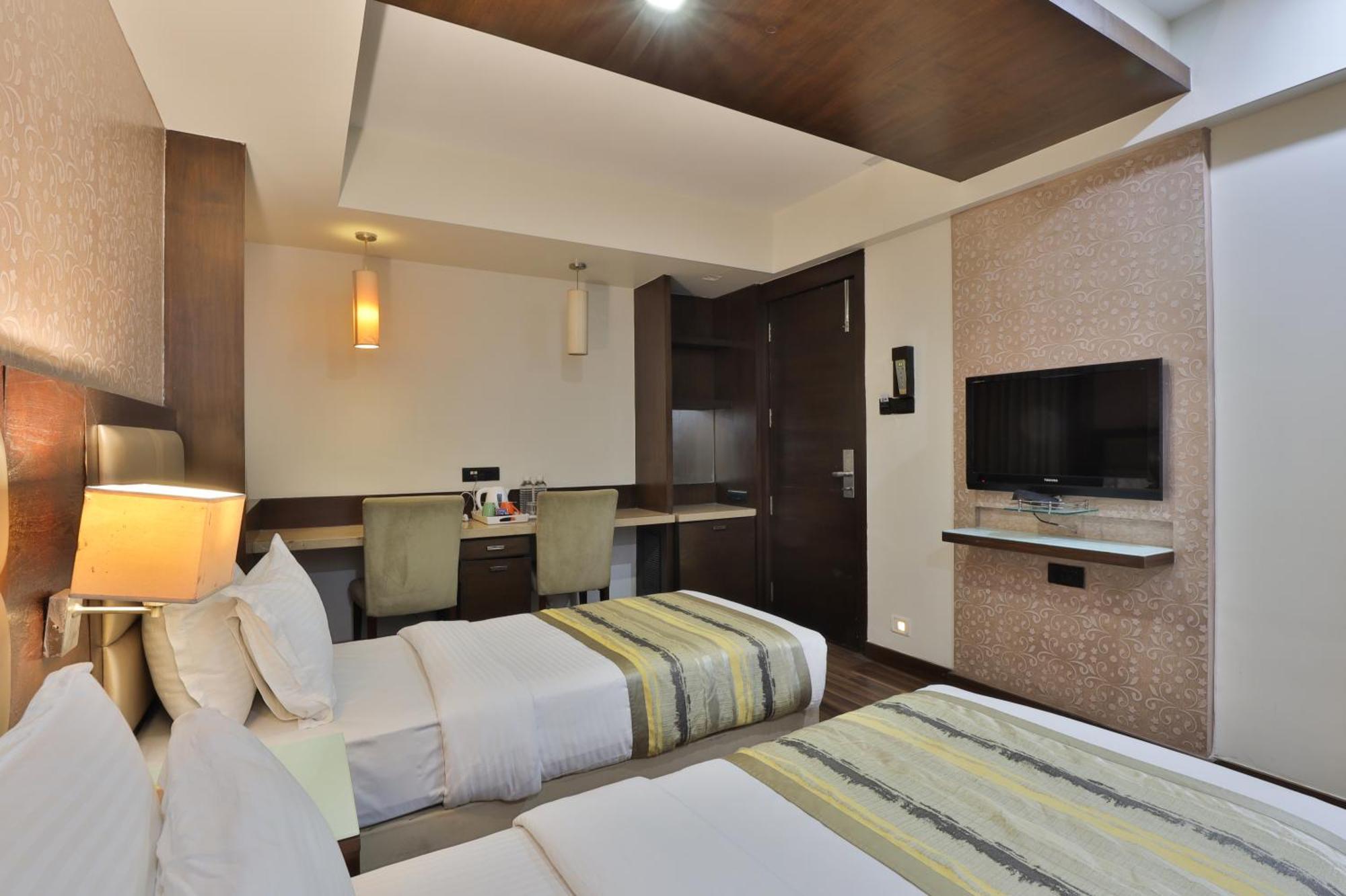 Krios Hotel - Near Sg Highway, Ахмедабад Екстер'єр фото