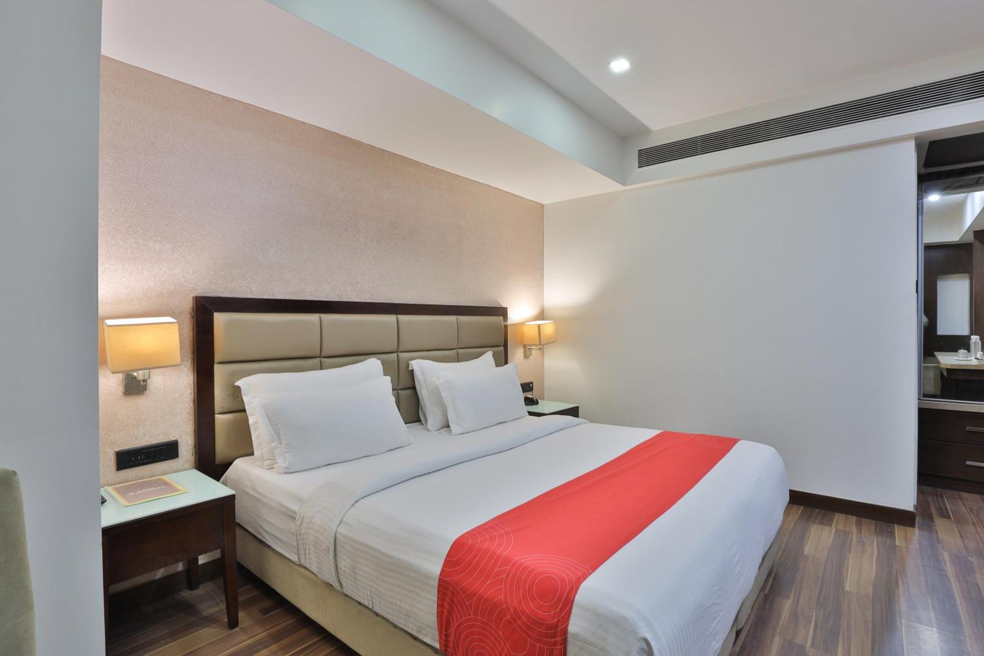 Krios Hotel - Near Sg Highway, Ахмедабад Екстер'єр фото