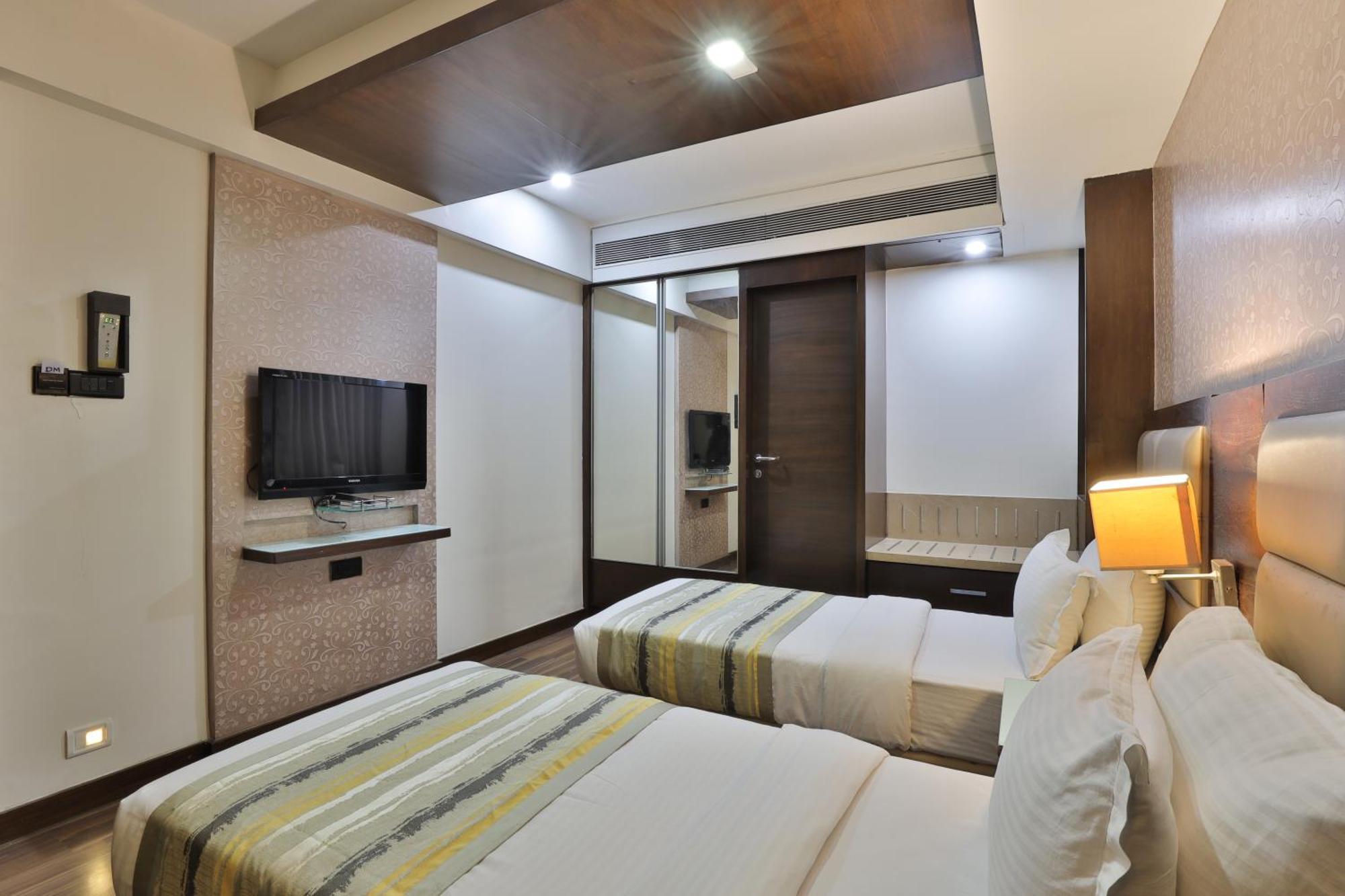 Krios Hotel - Near Sg Highway, Ахмедабад Екстер'єр фото