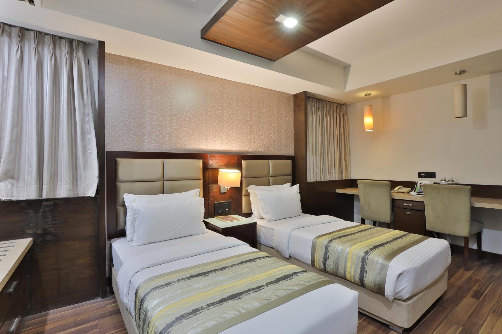Krios Hotel - Near Sg Highway, Ахмедабад Екстер'єр фото